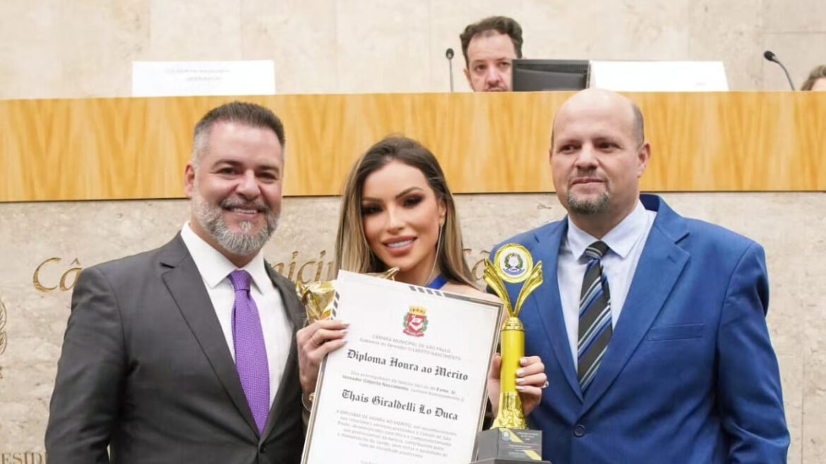Thaís Giraldelli recebe Diploma de Honra ao Mérito
