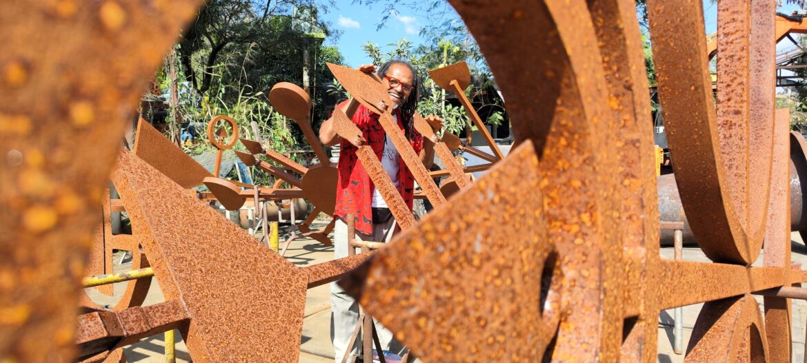 Babilak Bah expõe esculturas de três metros de altura no Parque Lagoa do Nado