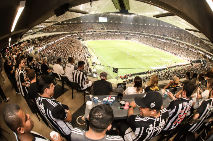 Lounge Oeste agita a Arena MRV durante a partida Galo x Bragantino